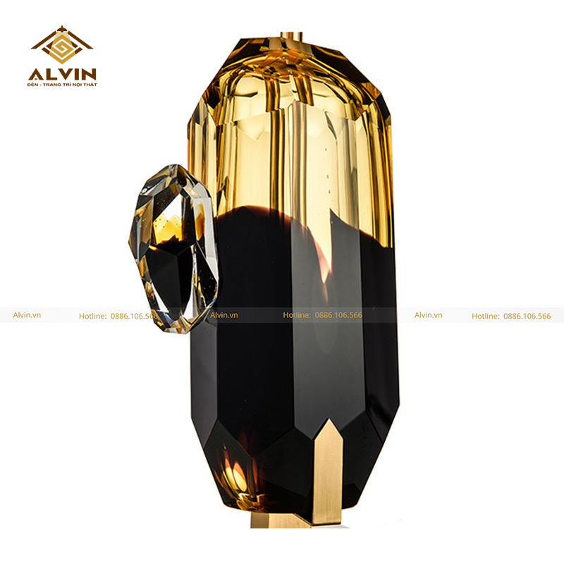 anh-chan-den-ban-thuy-tinh